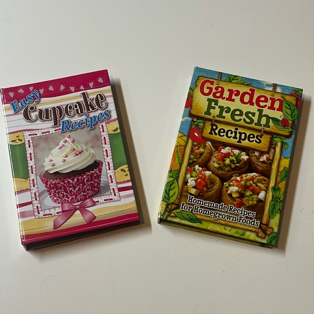 2 Small Cookbooks “ Easy Cupcakes “ & “Garden Fresh Recipes” .. never used